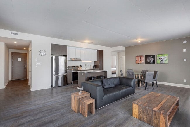 Building Photo - 3105 Promenade du Quartier-Saint-Martin