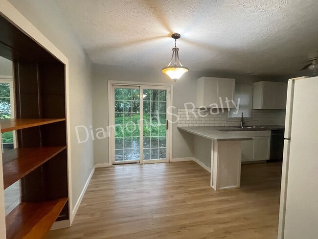 Building Photo - Great 2 Bedroom Nixa Home Available Early ...