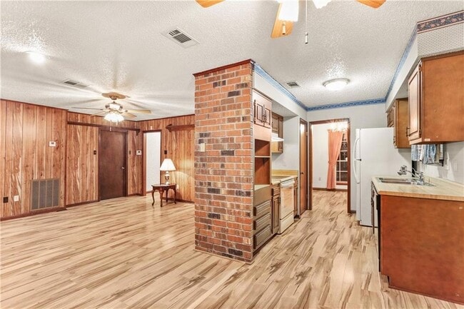 Building Photo - 2105 Stall Dr