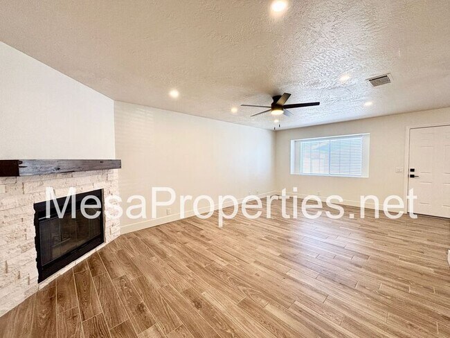 Foto del edificio - 15011 Bear Valley Rd