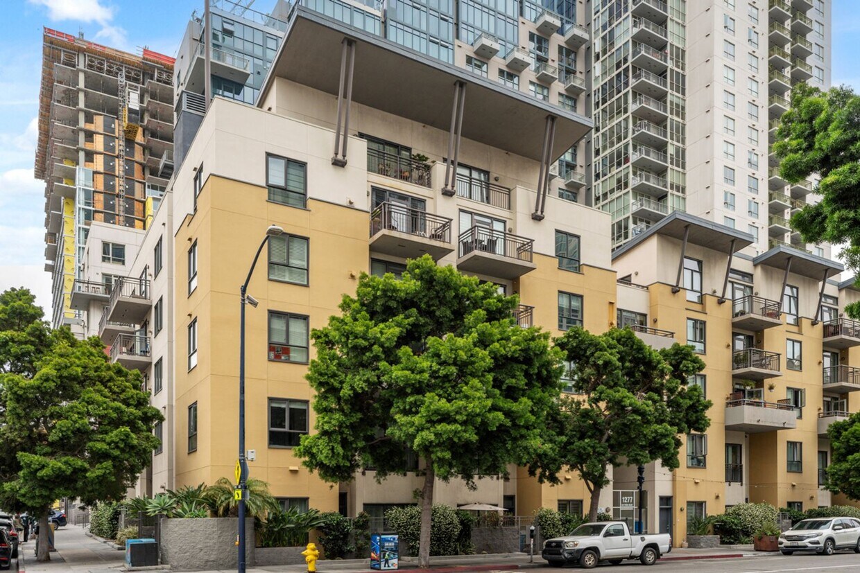 Foto principal - Modern 2-Bedroom Condo with Premium Amenit...