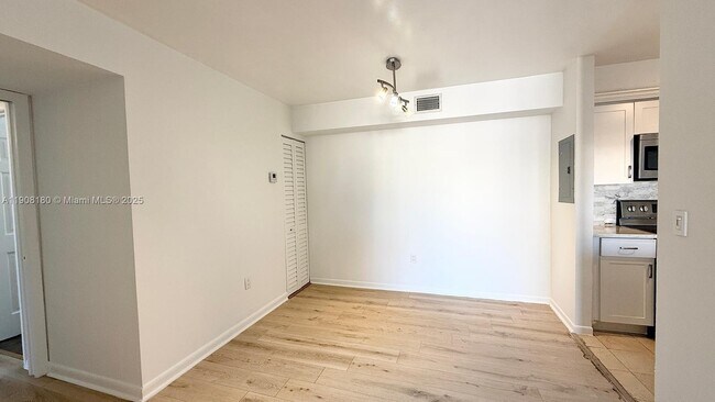 Foto del edificio - 1727 Village Blvd