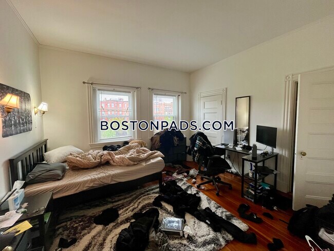 Building Photo - 917 Beacon St