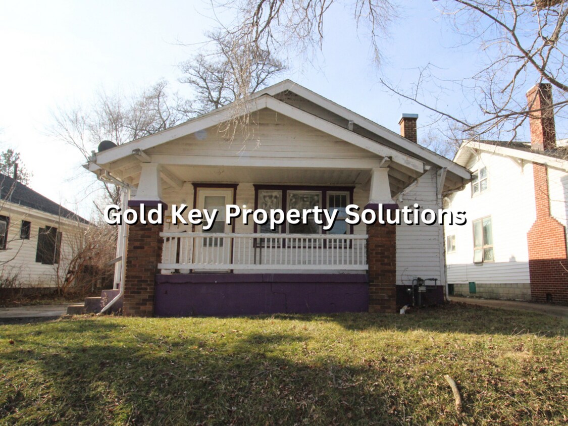 Primary Photo - Large 2 BR 1 BA House with Covered Front P...