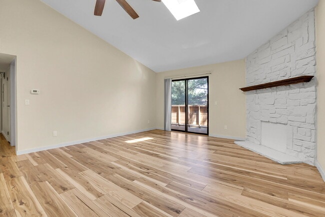 Building Photo - $1,995 - 2 Bed, 2 Bath Condo in Lakewood w...