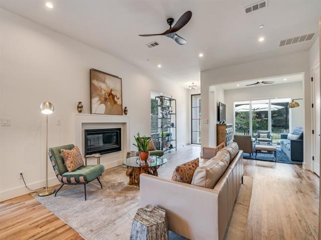 Foto del edificio - 4200 University Blvd