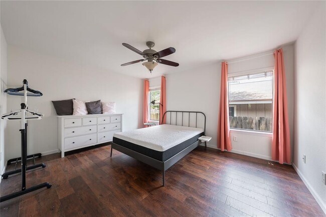 Foto del edificio - 12900 Coridan Dr