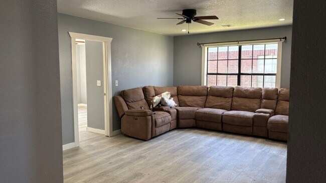 Foto del edificio - 619 E 1st St