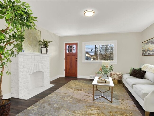 Foto del edificio - Coming Soon - 4 Bedroom 2 Bath - Central D...