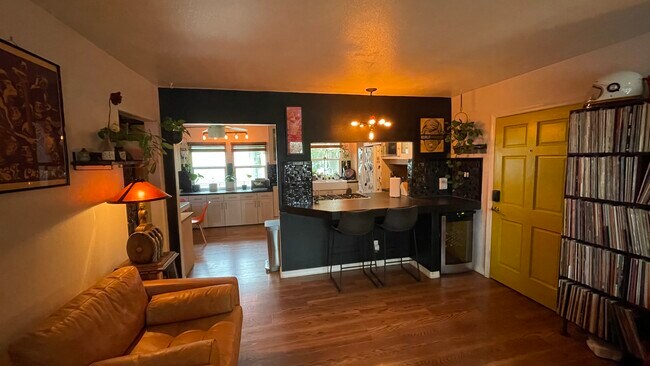 Foto del edificio - 5823 Bowcroft St