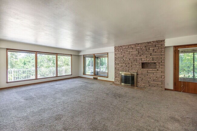 Foto del edificio - Spacious 3 bed 3 bath home