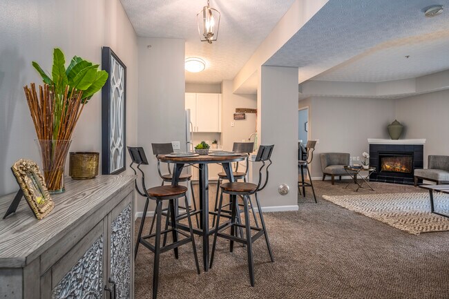 Turnberry Creek Flats - Área de comedor - Arbors at Turnberry
