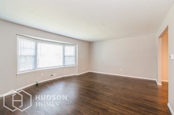 Building Photo - 11 Darien Dr