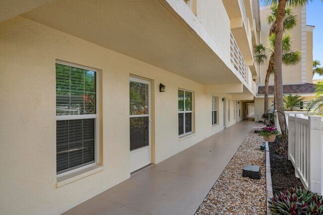 Foto del edificio - GORGEOUS 2 BEDROOM, 2 BATHROOM 1ST FLOOR CONDO LOCATED IN THE HIGHLY SOUGHT AFTER TENTH FAIRWAY A...