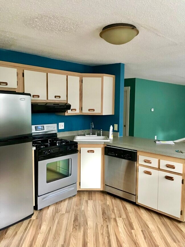 Kitchen - 569 E Merrimack St