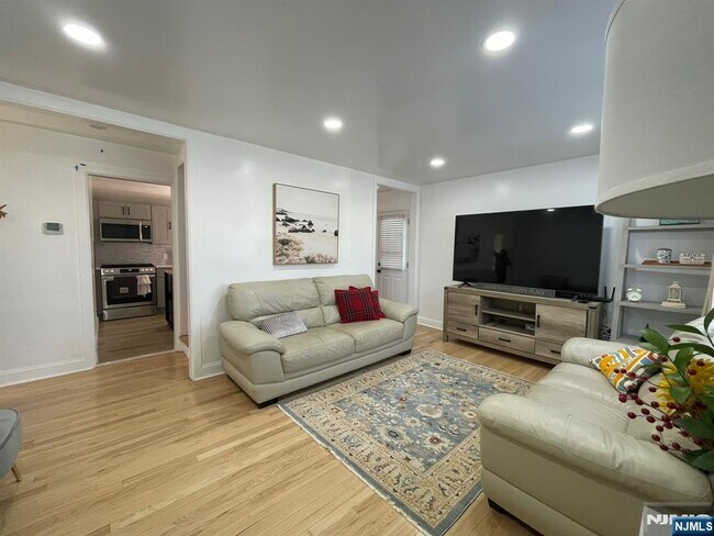 Foto del edificio - 11 Raymond Pl