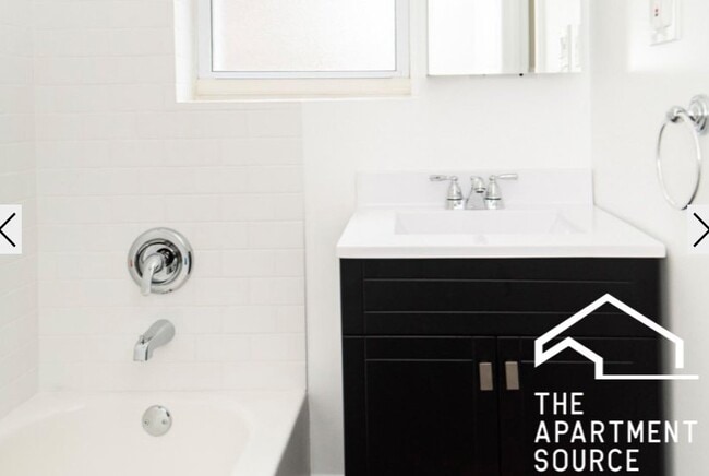 Building Photo - 646 W Roscoe St