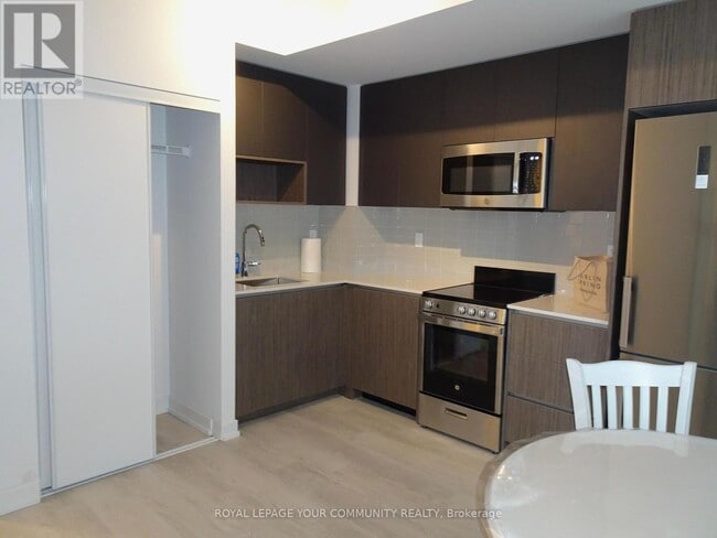 Photo du bâtiment - 801 The Queensway