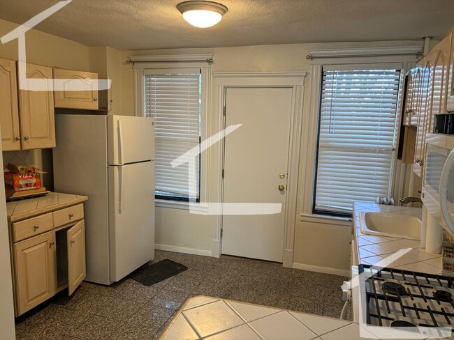 Building Photo - 2 Bed 1 Bath Available 2/1