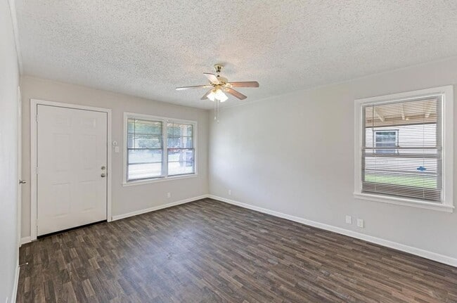 Building Photo - 4713 Laverda Dr
