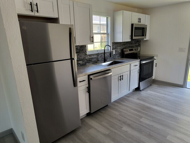 Building Photo - Newly Remodeled 3 Bedroom 1 1/2 Bath Home