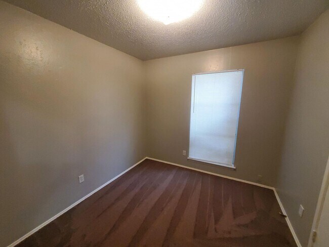 Building Photo - Move in ready Garland Home!