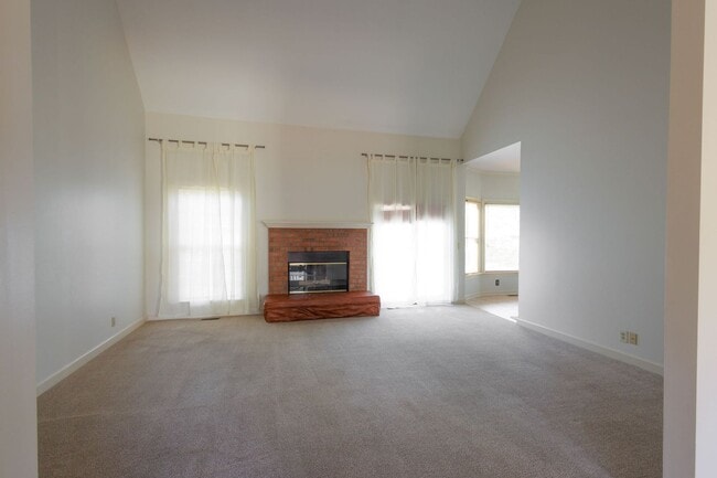 Building Photo - Charming 3-Bedroom/ 2.5 Bath Home in Royal...