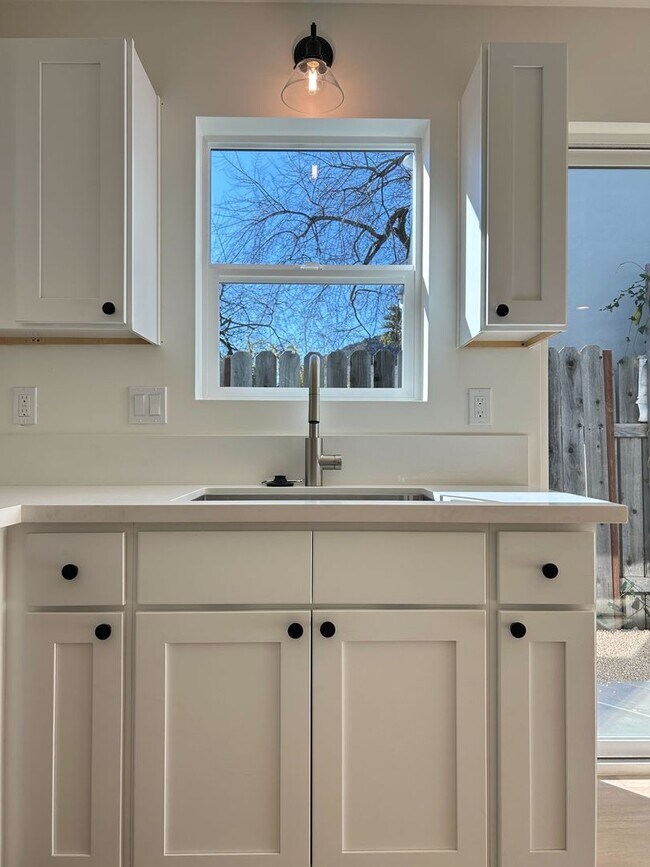 Foto del edificio - Now Leasing for the 2026-2027 School Year:...