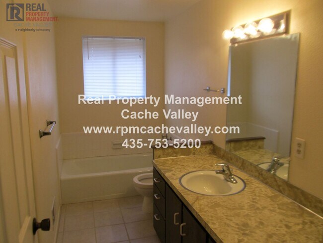 Foto del edificio - 4 br. house Available in August.  Pet frei...