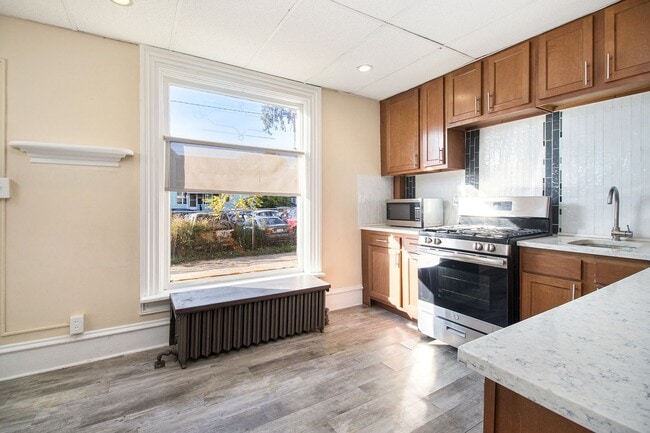 Building Photo - $949 - Spacious 1bed/1bath on main floor of with tons of windows! - Ask about our no security dep...