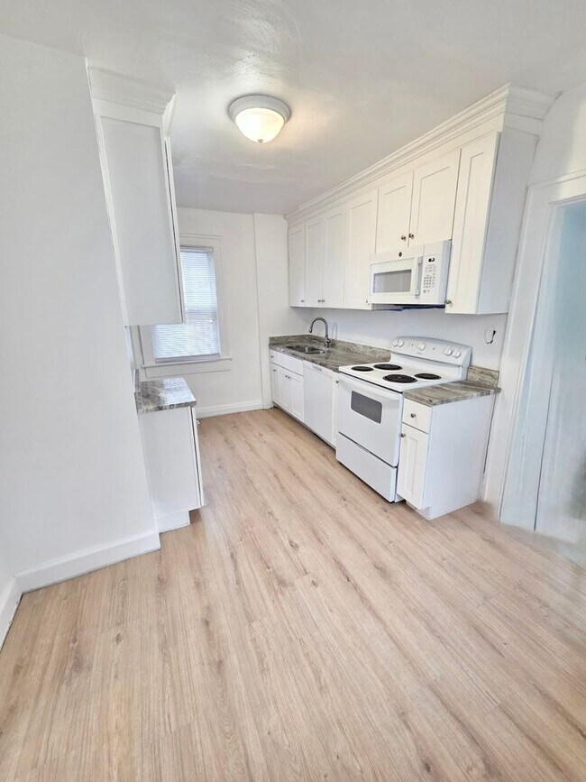 Foto del edificio - ***RENT READY~4 Bed RENOVATED 2 story house/w/ downstairs bedroom/Granite countertops