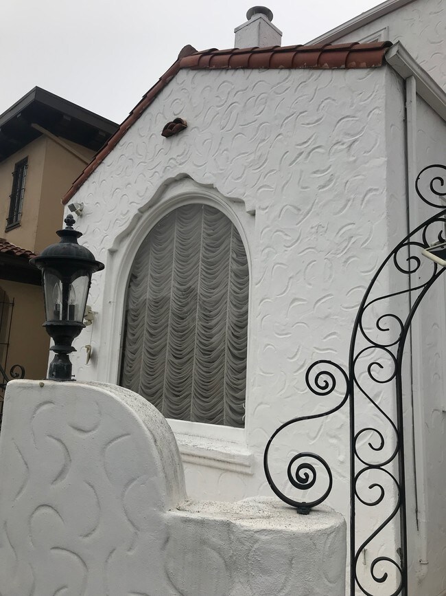 Foto del edificio - 1306 Portola Dr