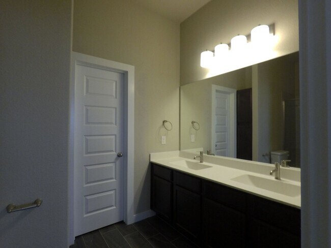 Foto del edificio - LUXURY TOWNHOME LOCATED IN PECAN PARK, BASTROP, TEXAS!