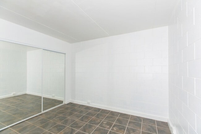 Building Photo - Nahoa Apartments - Ground Floor 2-bdrm/1-bath