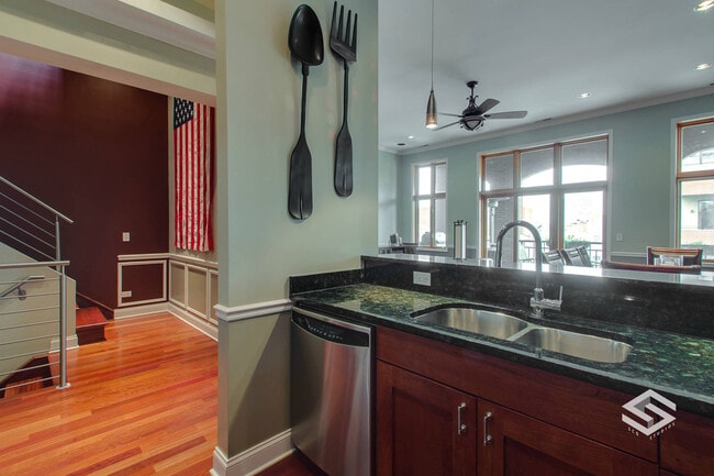 Building Photo - 1419 W Chicago Ave