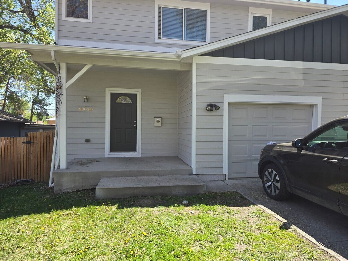 Primary Photo - Three-bedroom condo in Denver boasts a lar...