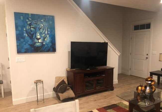 Foto del edificio - 245 E Brigham Ln