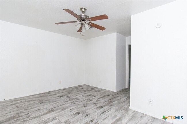 Foto del edificio - 2018 Cedarhill Dr