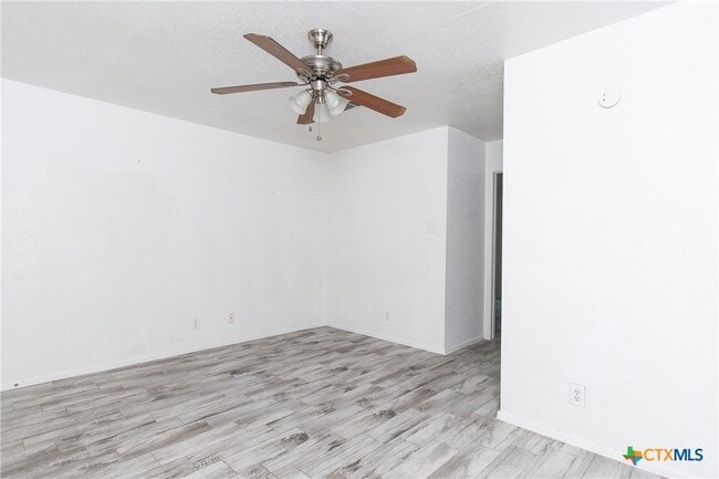 Building Photo - 2018 Cedarhill Dr