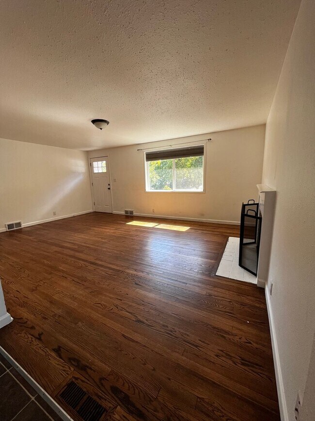Building Photo - Short Term lease 3 Bedroom 2 Bathroom Home...