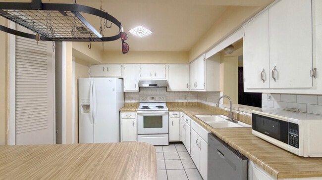 Building Photo - 889 Hendry Dr
