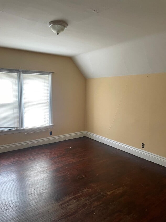 Bedroom - 1481 E Main St