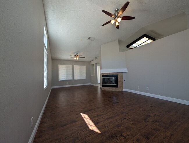 Building Photo - 1-STORY, 3- BEDROOM HOME AVAILABLE FOR REN...