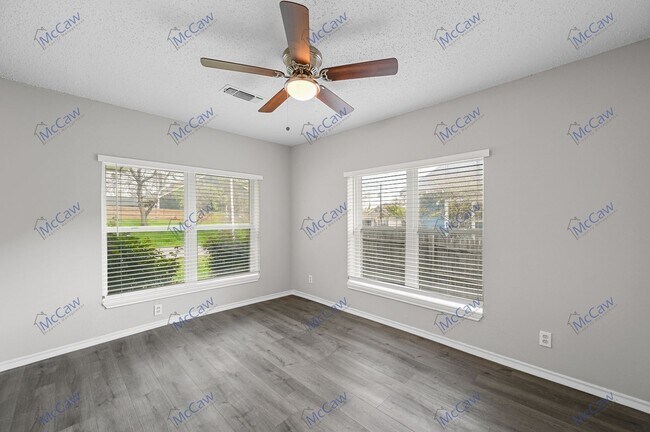Building Photo - Adorable 2/1 Home in Pilot Point!