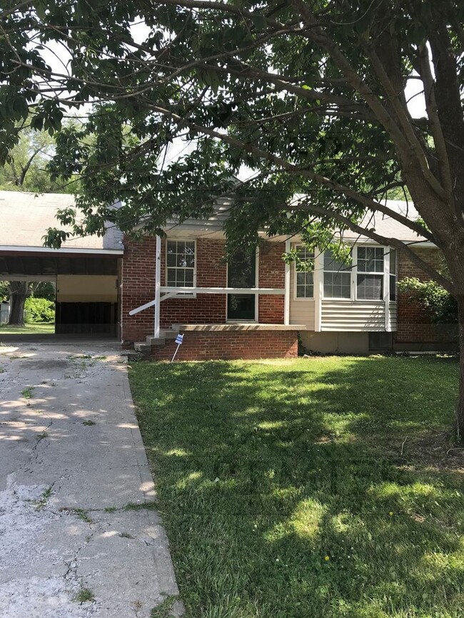 Building Photo - Charming 2 BED 1 BATH - NICE UPDATED INTER...