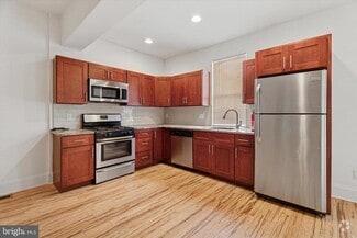 Building Photo - 448 Roxborough Ave