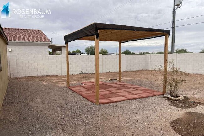 Foto del edificio - Beautiful 3 bedroom, 2 bathrooms home with plenty space to grow!