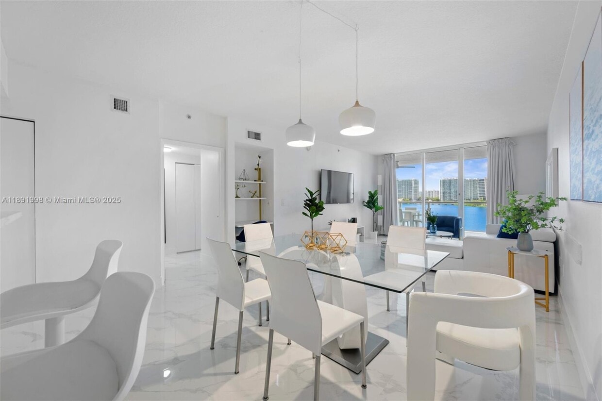 Foto principal - 18100 N Bay Rd