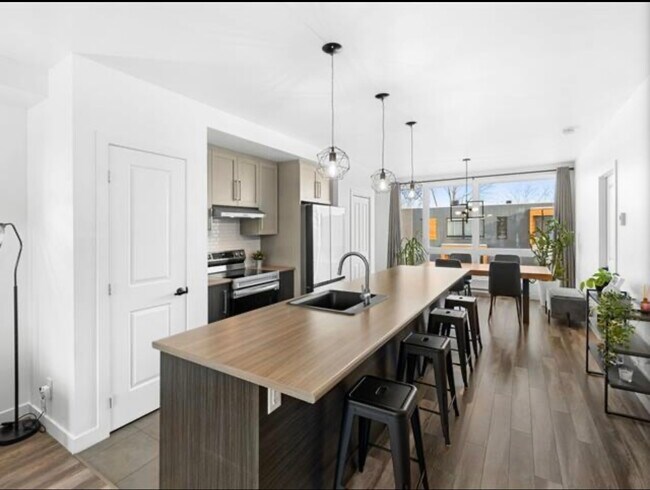 Building Photo - 3848 Boul Sainte-Anne