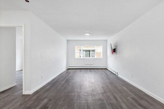 Interior Photo - 1045 River